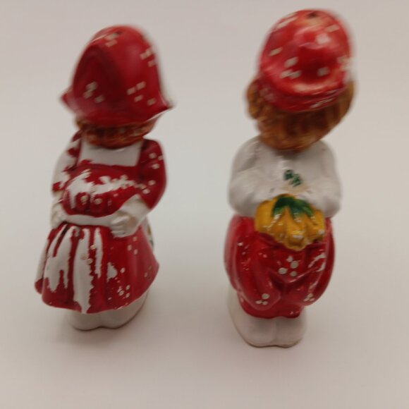 Vintage kissing Dutch salt and pepper shakers - Picture 3 of 11